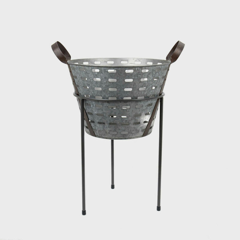 Matlock metal tripod riser with galvanised grape bucket