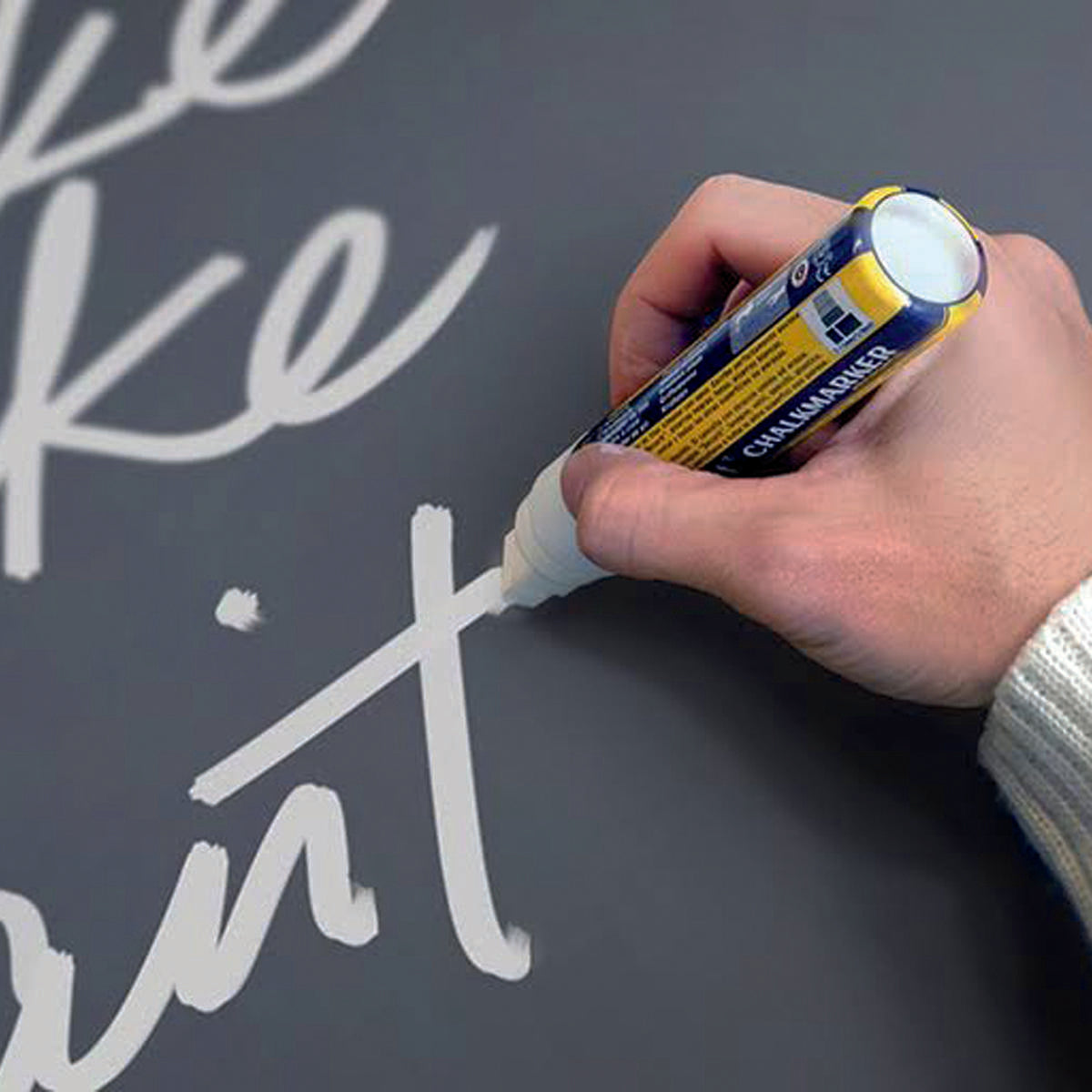 Securit 7-15mm white waterproof liquid chalk markers (set of 2).