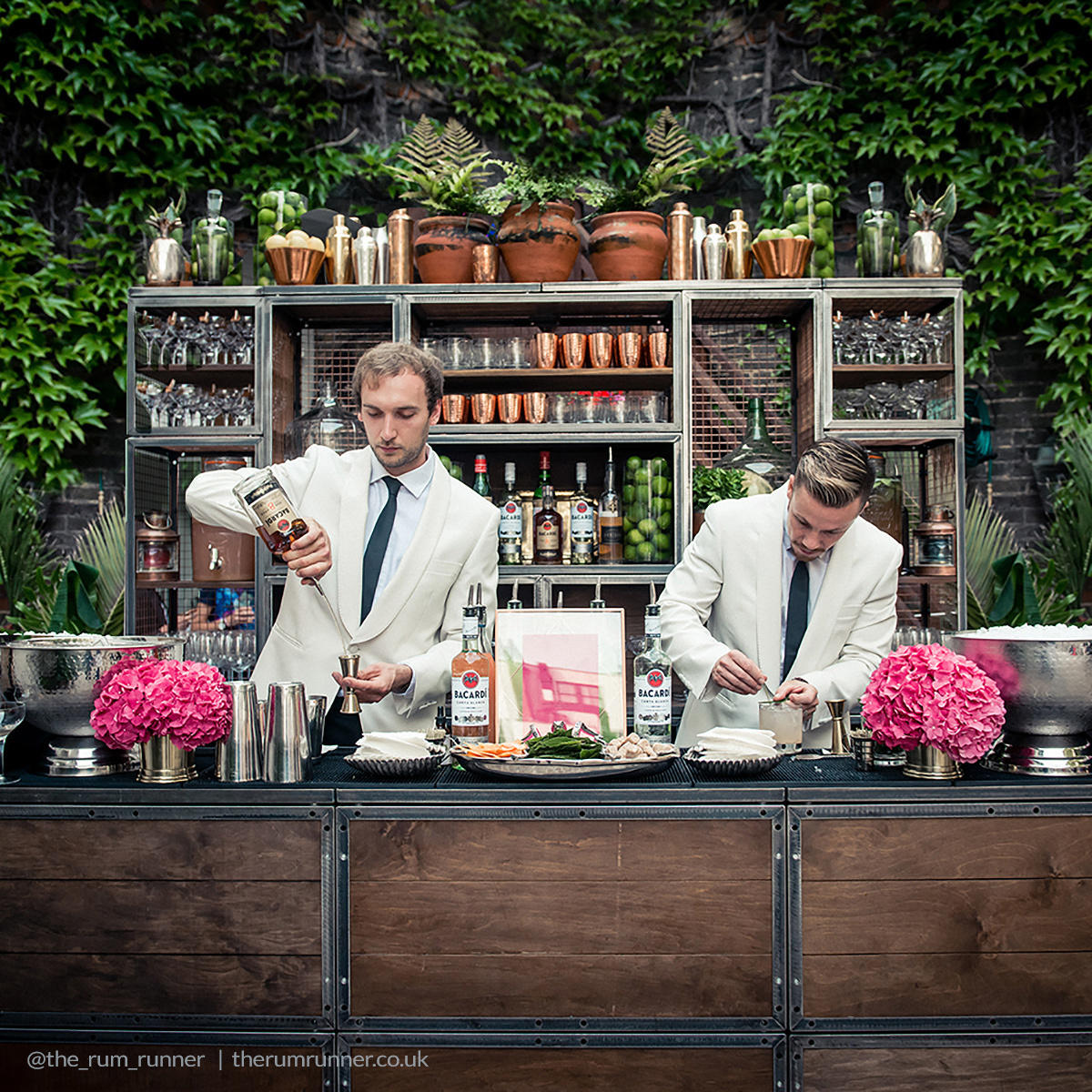 BRIX pop up bar featuring a heavy-duty modular geometric profile layout.