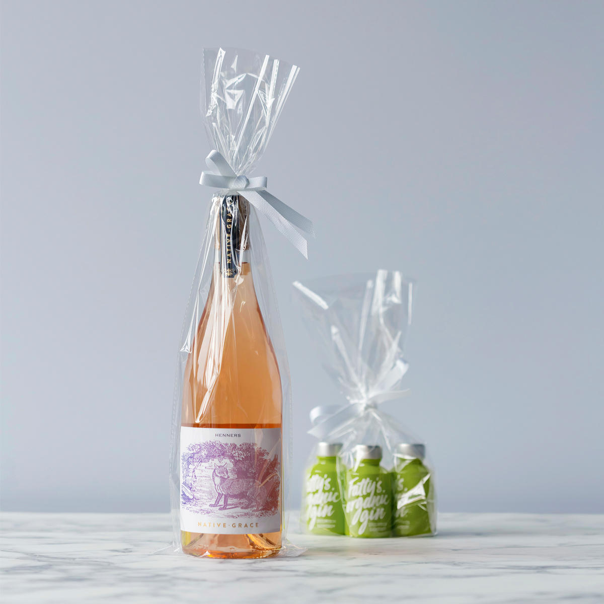 1 bottle clear cellophane gift bag featuring a patterned finish and heavy-duty handles.