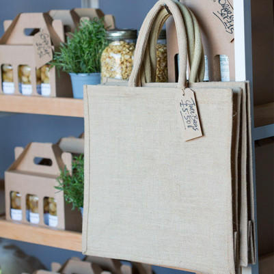 Medium jute shopper with padded handles.